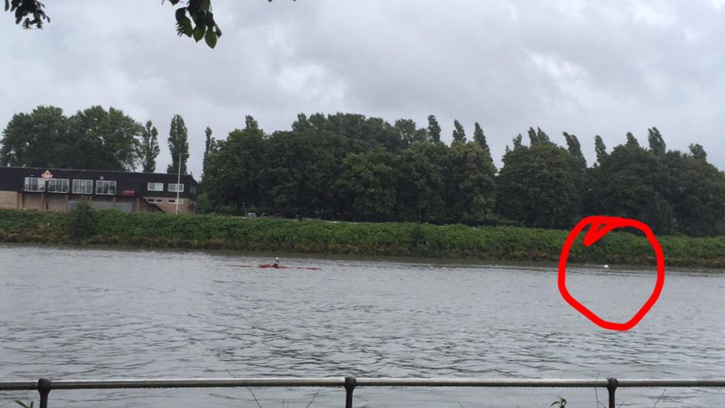 TidewayScullers's tweet photo. @LondonPortAuth soooo that gust blew the Boatrace post clear off, it's now floating towards Putney and left a 1/2 http://t.co/zrbxA33TDL