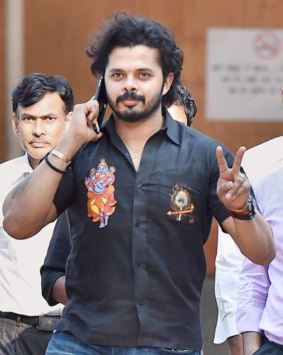 ETimesPhotos's tweet image. #Cricketer #SSreesanth seen happy outside the Patiala House Courts in #NewDelhi. photogallery.indiatimes.com