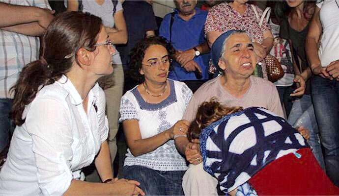 ferhatttunc's tweet photo. Gazi'de içler acısı bir durum var. Bir Anne, 2 gündür Cemevinde toprağa veremediği evladı için gözyaşı akıtıyor. http://t.co/81EhrNd7EP