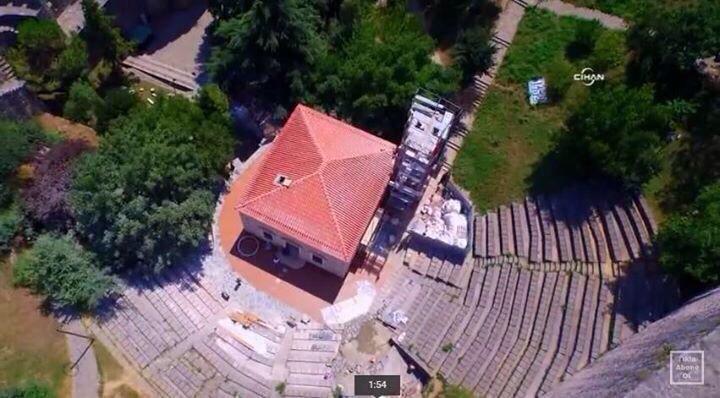 kültür sanat politikamızın en net özeti; açık hava tiyatrosu sahnesine mescit. tebrikler <a href="/omerrcelik/">Ömer Çelik</a> tarihe geçtiniz!