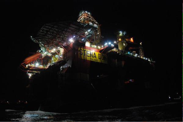 kotug_towage's tweet photo. Early Sunday morning transport of Stena Don platform @kotug_towage. @kloetfoto @DennisZuidam @OffshoreNewsEU #nlrtm http://t.co/AYAbq0rHtR