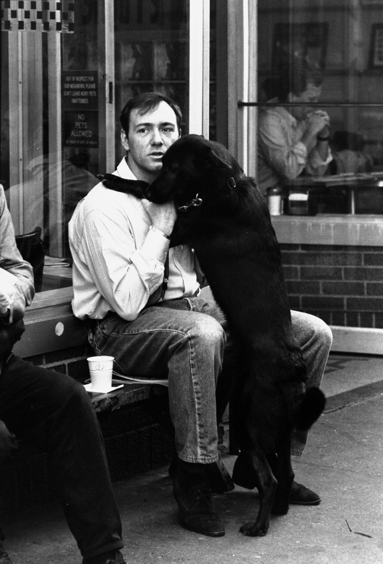 Happy 56th birthday to Kevin Spacey, great actor and dog lover. 