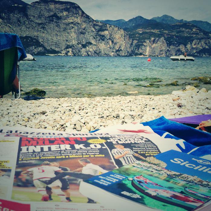 Una #domenicaitaliana sul @LagoGardaPoint, studiando le vacanze con @lonelyplanet_it e l'immancabile @Gazzetta_it !!