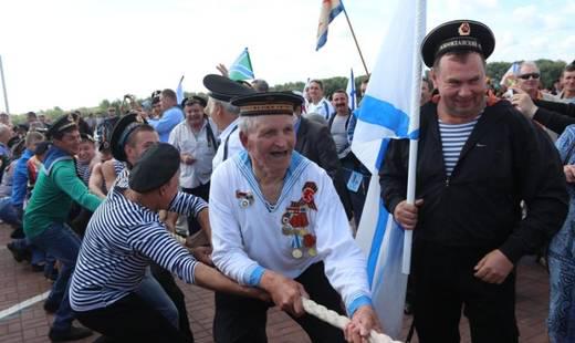 CallmJoker's tweet photo. Сегодня День Военно-Морского Флота России ! Всех кто служил, служит и будет служить !!! С Праздником !!! http://t.co/vIGTp1n3ek