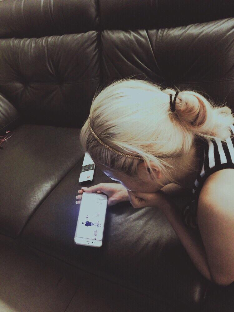 Apink_2011's tweet photo. [#하영] 남주언니보려고 멤버들이랑 보고있지롱 다들 보고있어요?? #Apink #Remember http://t.co/CWpT1K6o87