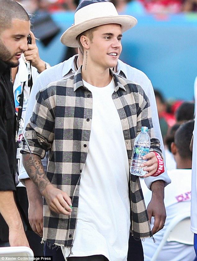 biebersmaniabr's tweet photo. Justin no evento Special Olympics World Games 2015, em LA - 25/07 #MTVHottest Justin Bieber http://t.co/0iBZbbnXJ0