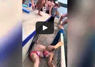 MyLittleSushii's tweet photo. Il lance sa copine par dessus un bateau … le boulet !
http://t.co/mTbpLq0CZA
#chatbuzz #boulet #funny http://t.co/CN0lDBmEyy