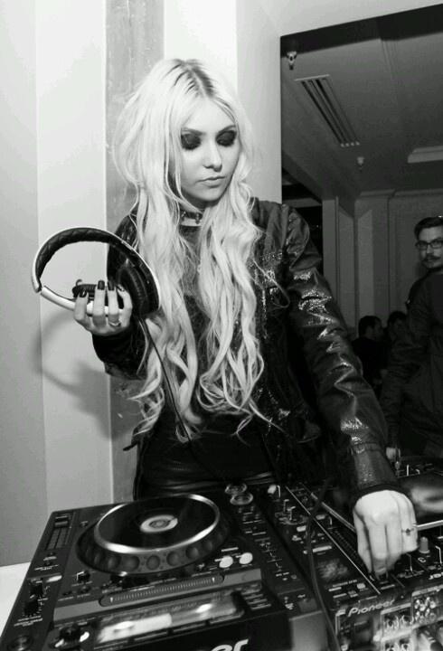 Happy  Birthday   Taylor  Momsen ! !  