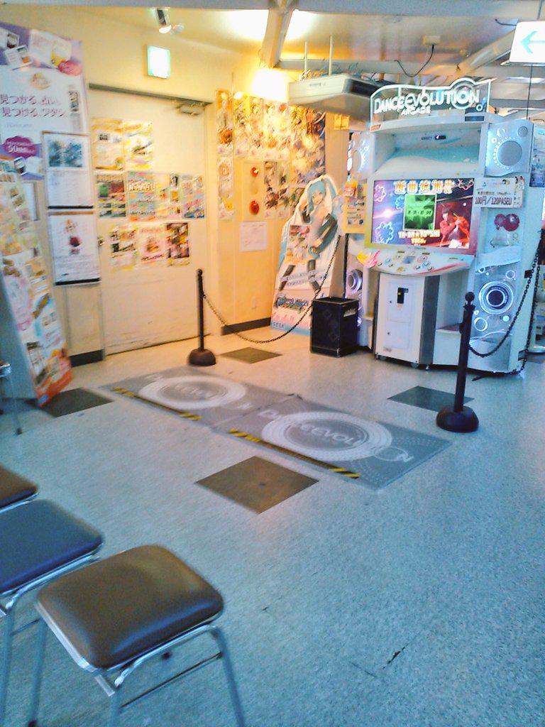 daneboAkiba's tweet photo. 【速報】レジャラン秋葉原のダンエボ配置変更のお知らせ

ダンエボ隣 ポップン２台 
後ろ プレイ待ち 椅子4つ 
        左の壁に まどマギ、けいおん！×２カードゲーム
その後ろmaimai４台

大会当日は広くします。 http://t.co/CJY8jkhyaO
