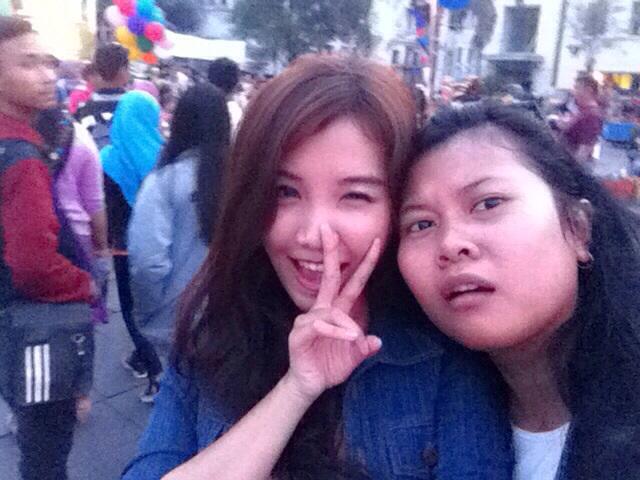 wincelria's tweet photo. gak usah jaim kalo liburan bareng sohib mah! with @arareyra kota tua :) @TeenyTeensy #HolidaySelfie http://t.co/eS8rMEnl0H