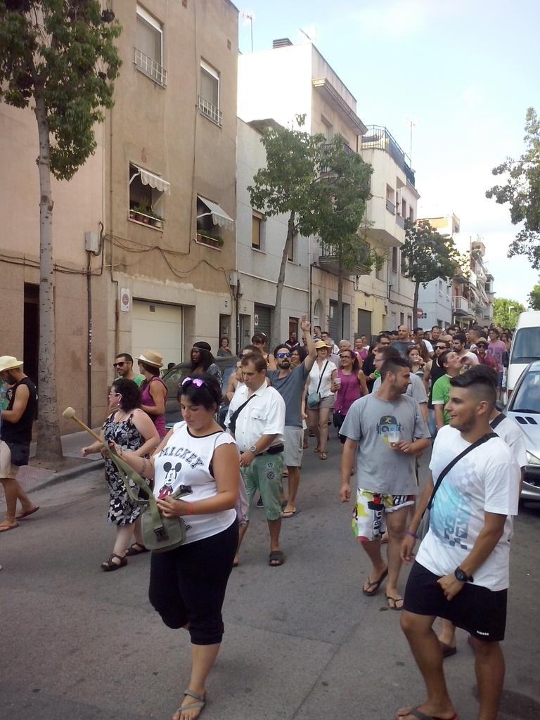 avvlloreda's tweet photo. Gran èxit del 2 correbars. Gràcies als bars per col·laborar i al Clan Suricato per la seva marxa i ritme #FestaMajor http://t.co/SJ8kP1wlG4