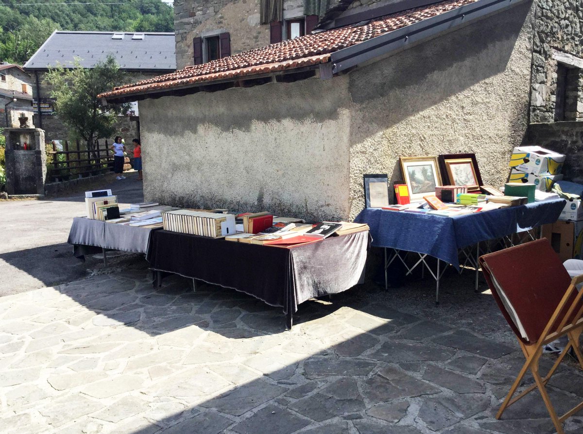 FondazioneGLF's tweet photo. Il paese è pronto! Libri, "madonnari" e un po' di musica.
Alle 18 inizia il racconto. #cerretoalpi #vallisneri http://t.co/fFgGDQTGjo