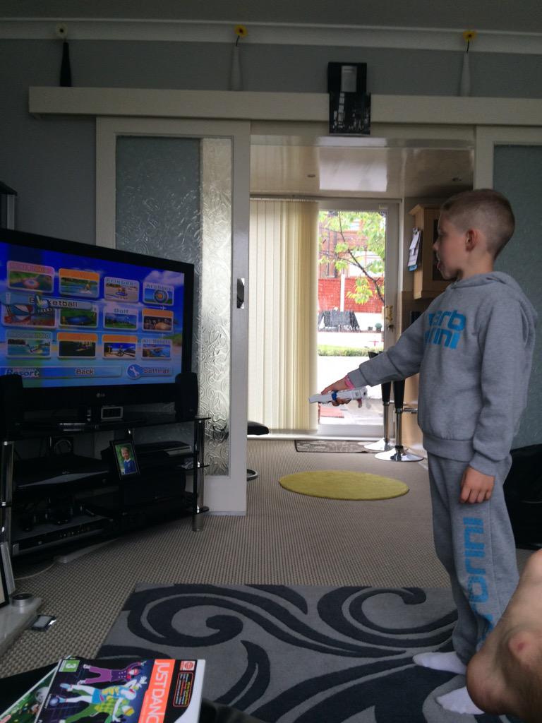 Daniel79Turner's tweet photo. Wii day #weatherrubbish #familychilltime ☔️🎮😊 @weekayeturner http://t.co/1KqTs9B2AP