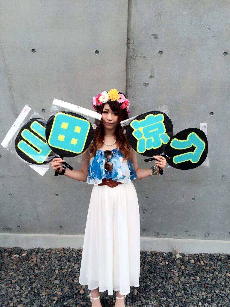 YmdYunkk's tweet photo. 仙台参戦♡07月25日
双子コーデで参戦しました٩(ˊᗜˋ*)و♡

#会場で見かけた人RT
#仲良くなりたいって人RT
#95年組RT
#横アリで逢いたい人RT
#拡散希望 http://t.co/4xywmZKN2d