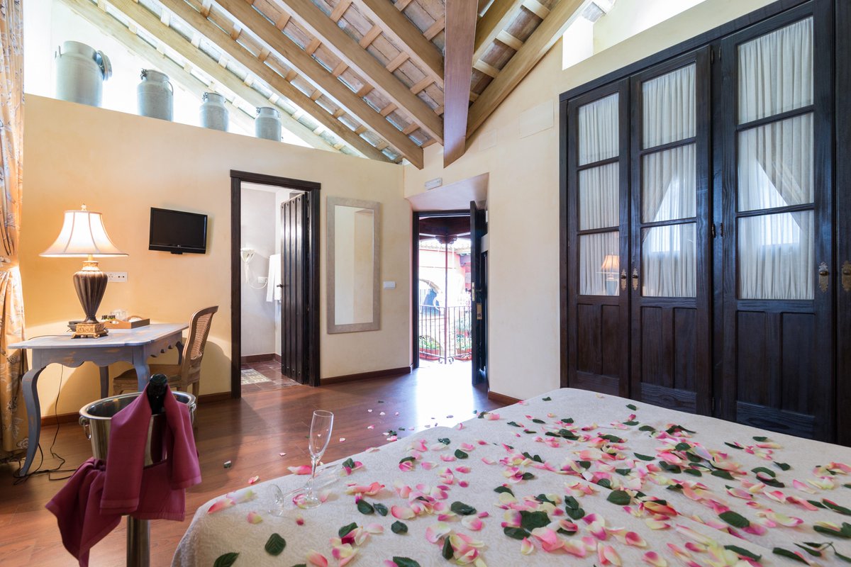 LaCasonadeCa1's tweet photo. ¡¡Haz una escapada romántica a La Casona de Calderón!!
Make a romantic getaway to La Casona de Calderon!! http://t.co/oEWtXoIJuY