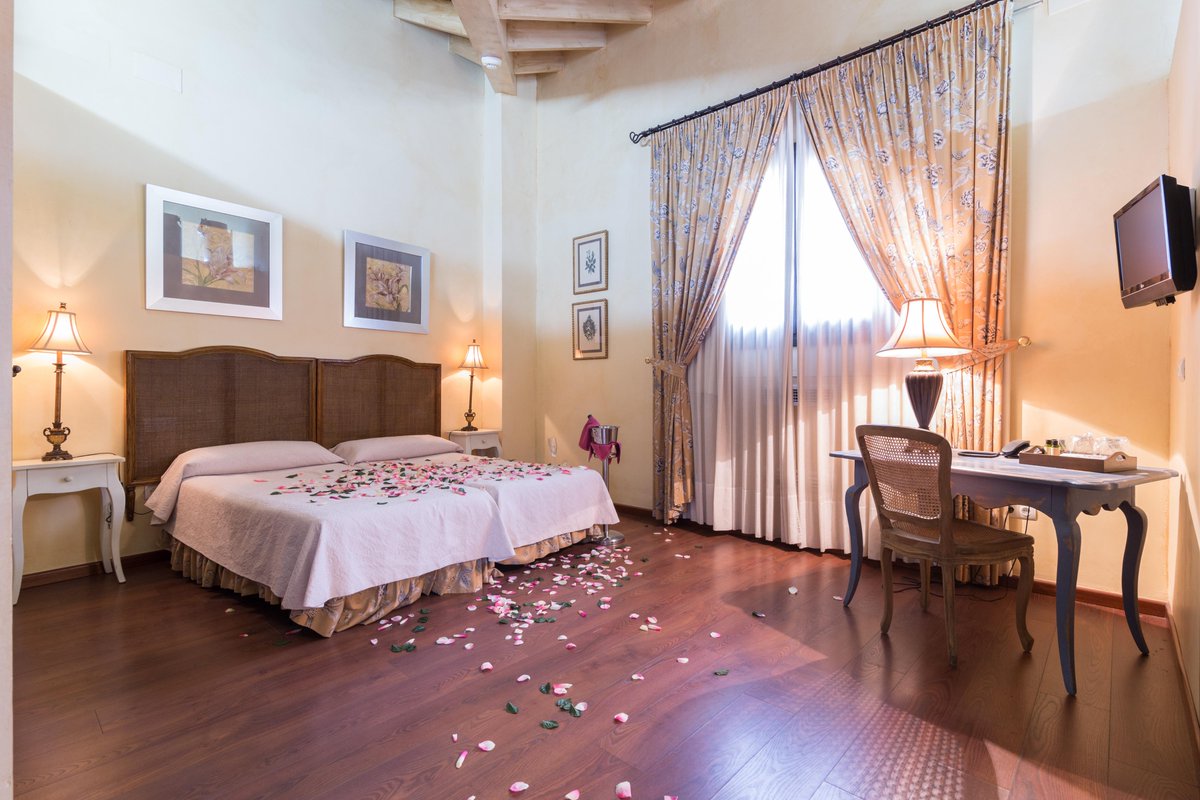 LaCasonadeCa1's tweet photo. ¡¡Haz una escapada romántica a La Casona de Calderón!!
Make a romantic getaway to La Casona de Calderon!! http://t.co/oEWtXoIJuY