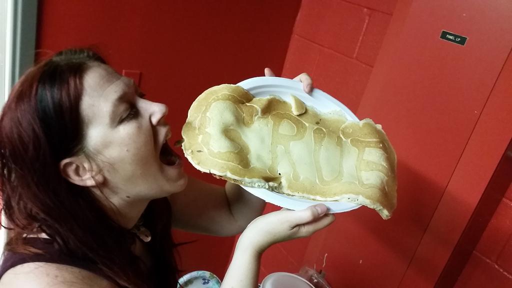 twisted_view's tweet photo. @naiia takes the @GrueCakes http://t.co/PW3mLhqM59