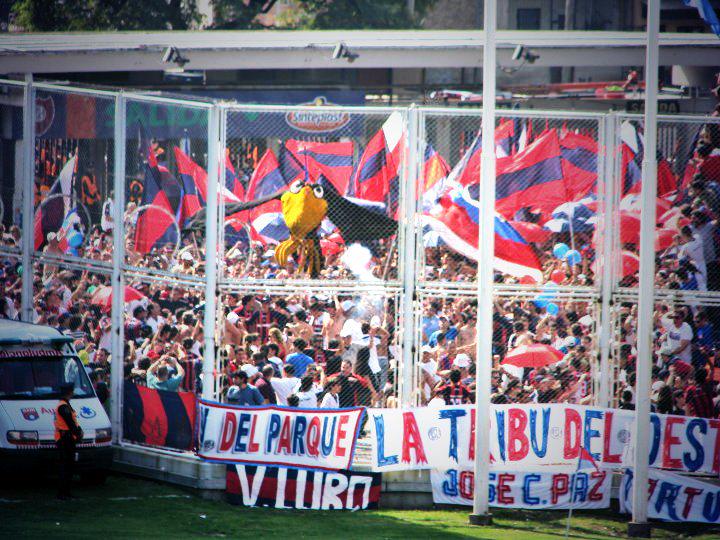 sanlorenzotvnet's tweet photo. "..Te alentaremos de corazón, está es tu hinchada que te quiere ver campeón.."

#HoyJuegaSL 
#VamosCiclon http://t.co/LpauGRof2m