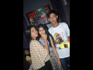Iya ini aku agung dan bersama ayukiparnya agung:p♥