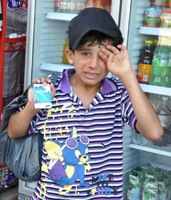 amn4592's tweet image. الطفل السوري الذي لطمه.صاحب مطعم تركي بسبب بيع المناديل داخل المطعم ... واردوغان عوضه100الف دولار