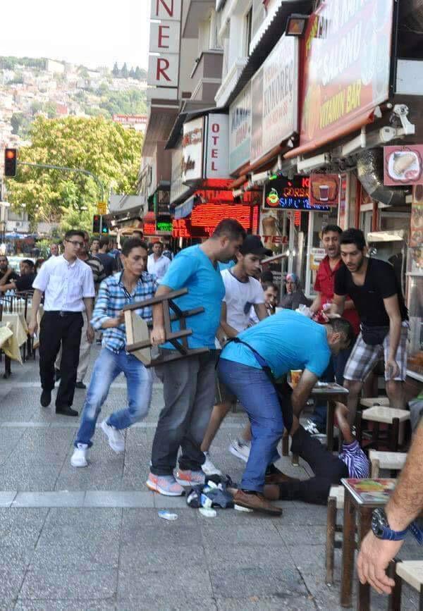 amn4592's tweet image. الطفل السوري الذي لطمه.صاحب مطعم تركي بسبب بيع المناديل داخل المطعم ... واردوغان عوضه100الف دولار