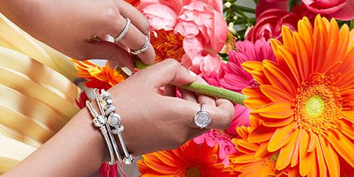 PANDORA_NA's tweet photo. ReTweet if you're up for a fresh look! The PANDORA Signature Collection arrives today. http://t.co/EHeJk7XCvV http://t.co/99bur1XWth
