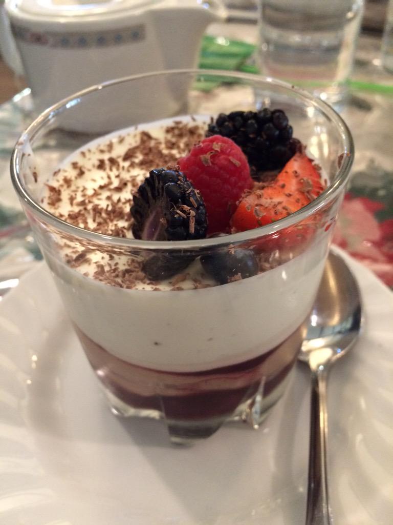 martingeth's tweet photo. Scallops, Chowder, Steak w/ Shrimp and Hollandaise, finished w/Chocolate Dessert! #getinmybelly @ Longview Steakhouse http://t.co/fkrTzLi2Rj