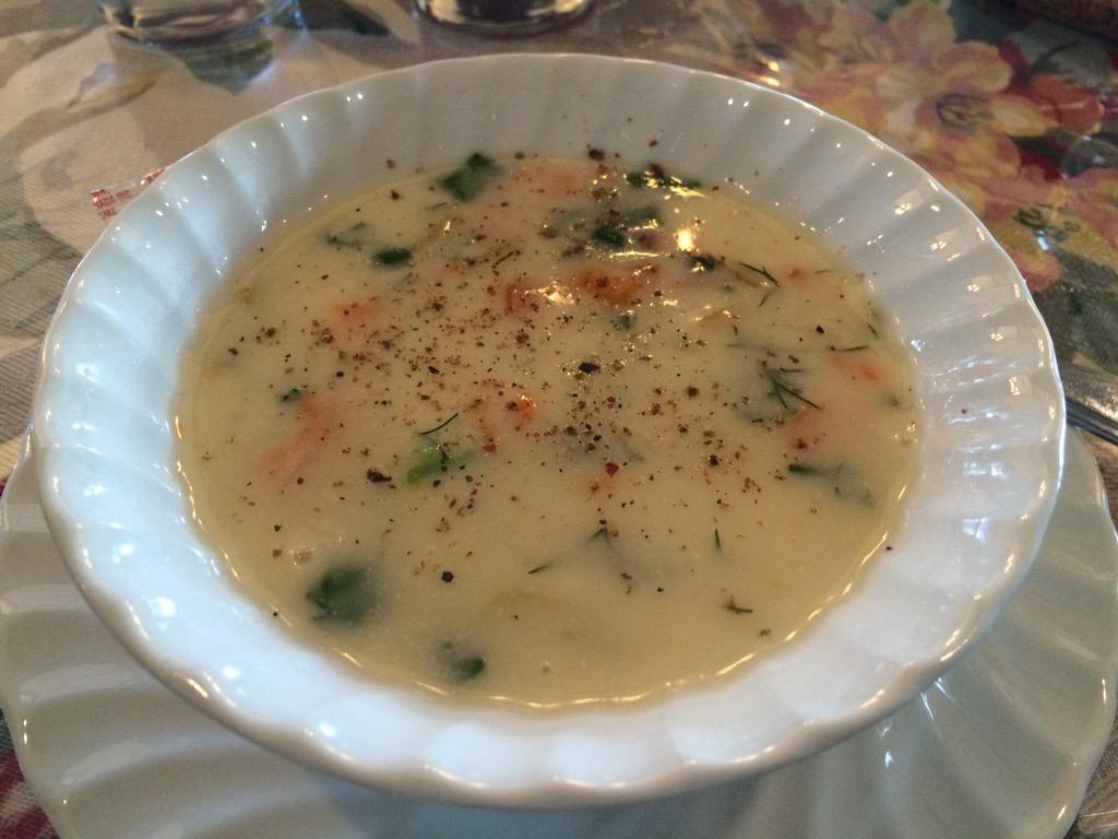 martingeth's tweet photo. Scallops, Chowder, Steak w/ Shrimp and Hollandaise, finished w/Chocolate Dessert! #getinmybelly @ Longview Steakhouse http://t.co/fkrTzLi2Rj