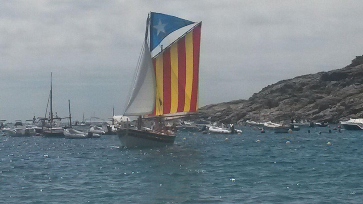 AlfredBosch's tweet photo. Bon vent i vela nova. Avui a una cala del país. Els banyistes aplaudint. http://t.co/dG4ZDyTrvf