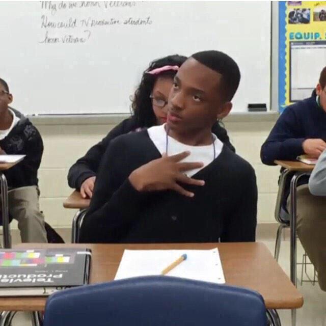 leaze_'s tweet photo. #FirstDayOfSchoolThoughts when the teacher makes you stand up an introduce yourself to the class😂 http://t.co/y0MFl4NNKe