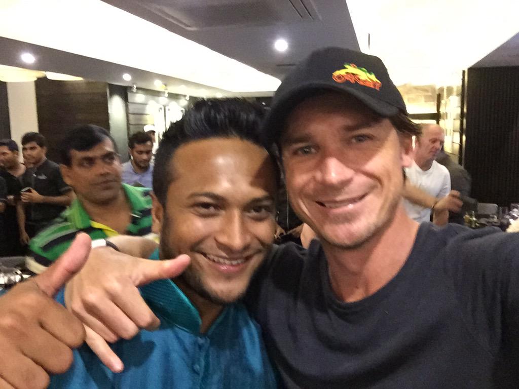 DaleSteyn62's tweet photo. Dinner on the cool cat! I mean tiger! 
Thanx bud! http://t.co/lIqfqEdpS1