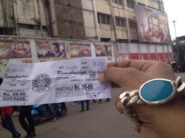 Writermahi's tweet photo. "@BeingSalmanKhan's Fan
14 tym watching #BBCreatingHistory Back2Back
Crowd same as it was last Sunday All Families http://t.co/XcMoqsXYJ5