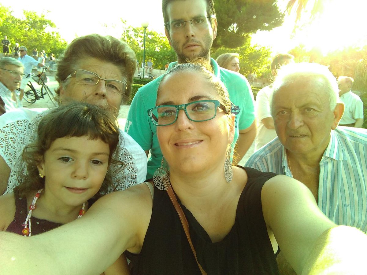 gellogra's tweet photo. En la fira de juliol#batalladeflors http://t.co/u8jU477oBx