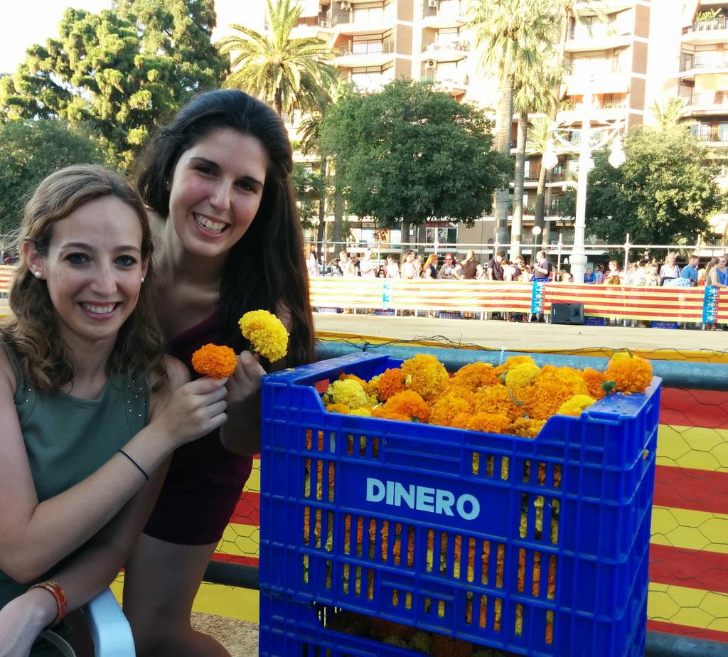 Carla_gf's tweet photo. Munició preparada #BatallaDeFlors http://t.co/Ddv3PUhcuc
