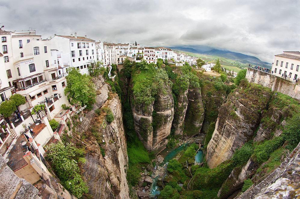 مدينة Ronda الرائعة يمر النهر من أسفل منازلها تقع في مقاطعة مالقة الأسبانية..

#غرد_بصورة 
#صورة 
-