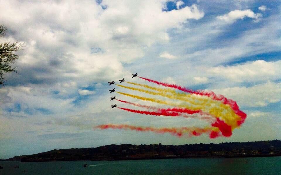 Angel_Esojo's tweet photo. La @patrullaguila del @EjercitoAire por el cielo de #España en el Festival Aéreo de Gijón. #OrgulloEspañol ✈️🇪🇸 http://t.co/GWc8RQuUyk
