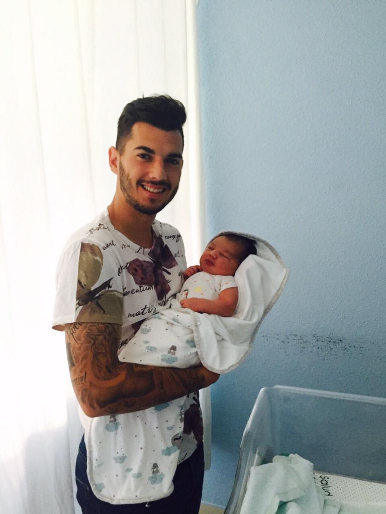 AD_Alcorcon's tweet photo. La familia alfarera da la bienvenida a Daniel, hijo de nuestro último fichaje @SergioRH39. ¡Felicidades papá! http://t.co/qD0neKuacX