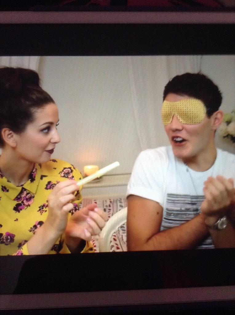 sparklesugglets's tweet photo. When @PointlessBlog was scared of a tampon ππ #6YearsOfPointlessBlog http://t.co/szrRbzsORr