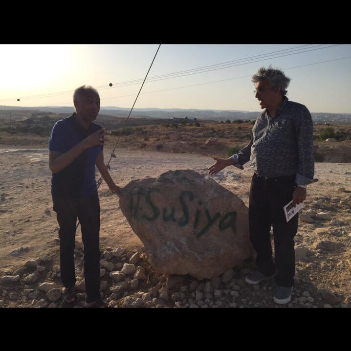 #Caetano e <a href="/gilbertogil/">Gilberto Gil</a> visitam ocupações palestinas no #WestBank, em #Susiya... fb.me/4BXTDa6EB