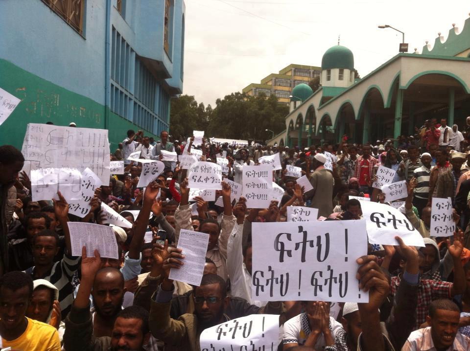 abdurehimderesa's tweet photo. ethiopian gov. aressets jornalists,bloggeres, muslims leader #EthiopiansMessageToObama #ObamaInAfrica @WhiteHouse http://t.co/FLmbhLSo8o