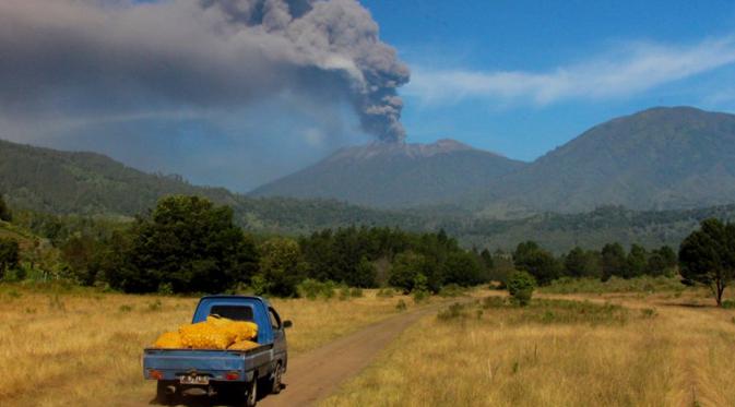 liputan6dotcom's tweet photo. Pengamat: Gempa di Malang Tidak Ada Kaitan Aktivitas Gunung Raung http://t.co/mgDH7gIC1K http://t.co/B5ESlcgiwE