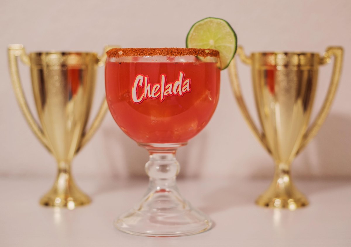 ¿Quién se alzará con la Copa? Sea quien sea, nosotros seguro levantaremos esta: #BudChelada, la única con <a href="/Clamato/">Clamato</a>.