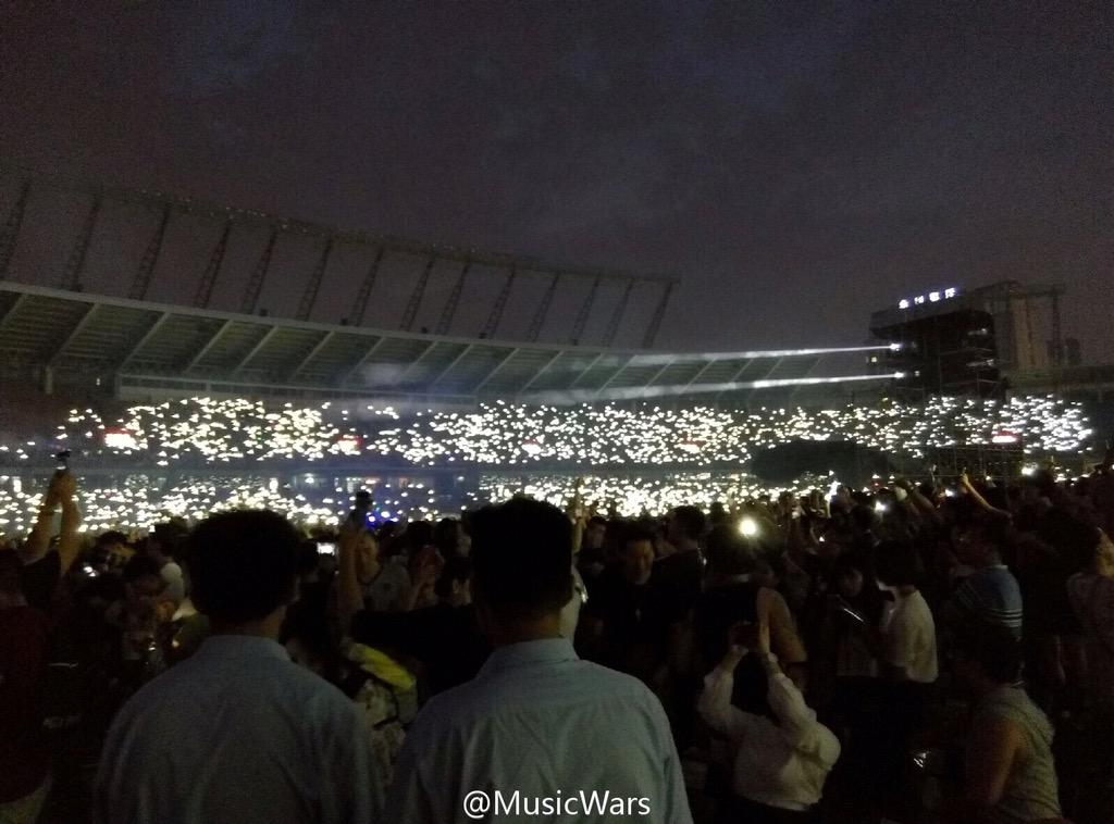 BorenZhang's tweet photo. Honor to be the site of Linkin Park lighting up Beijing tonight! Even every single song makes thousands of fans crazy http://t.co/TDHhbRWbi4