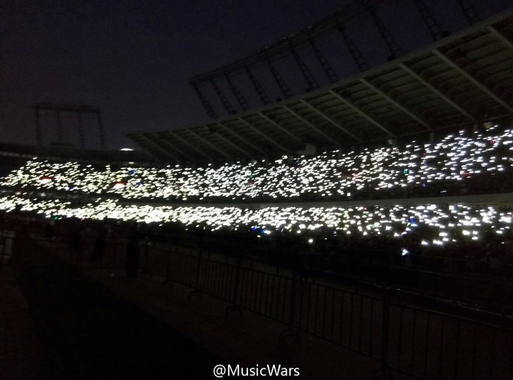 BorenZhang's tweet photo. Honor to be the site of Linkin Park lighting up Beijing tonight! Even every single song makes thousands of fans crazy http://t.co/TDHhbRWbi4