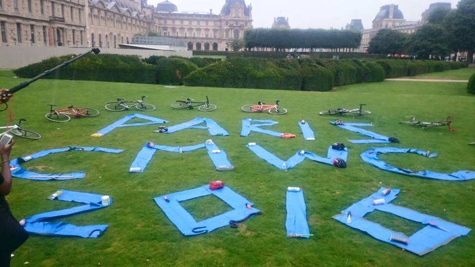cmwc2016's tweet photo. @francetele @france2tv Zoomez sur notre bannière des tuileries please ! Support #ParisCMWC16 ! #tourdefrance #direct http://t.co/HUq5RDzLAE