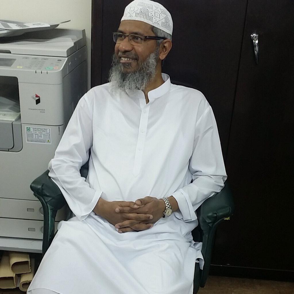 Haiah_Alharam's tweet photo. جانب من زيارة الداعية الإسلامي د.#ذاكر_نايك لقسم التوعية بهيئة الأمر بالمعروف والنهي عن المنكر بالمسجد الحرام. http://t.co/y7ADkeRUHm