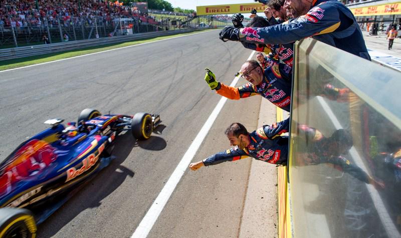 RTLGP's tweet photo. #F1 Verstappen sprakeloos: 'Dit had ik nooit verwacht' http://t.co/JQ75ThVThY #RTLGP http://t.co/UNeRxesg4Q