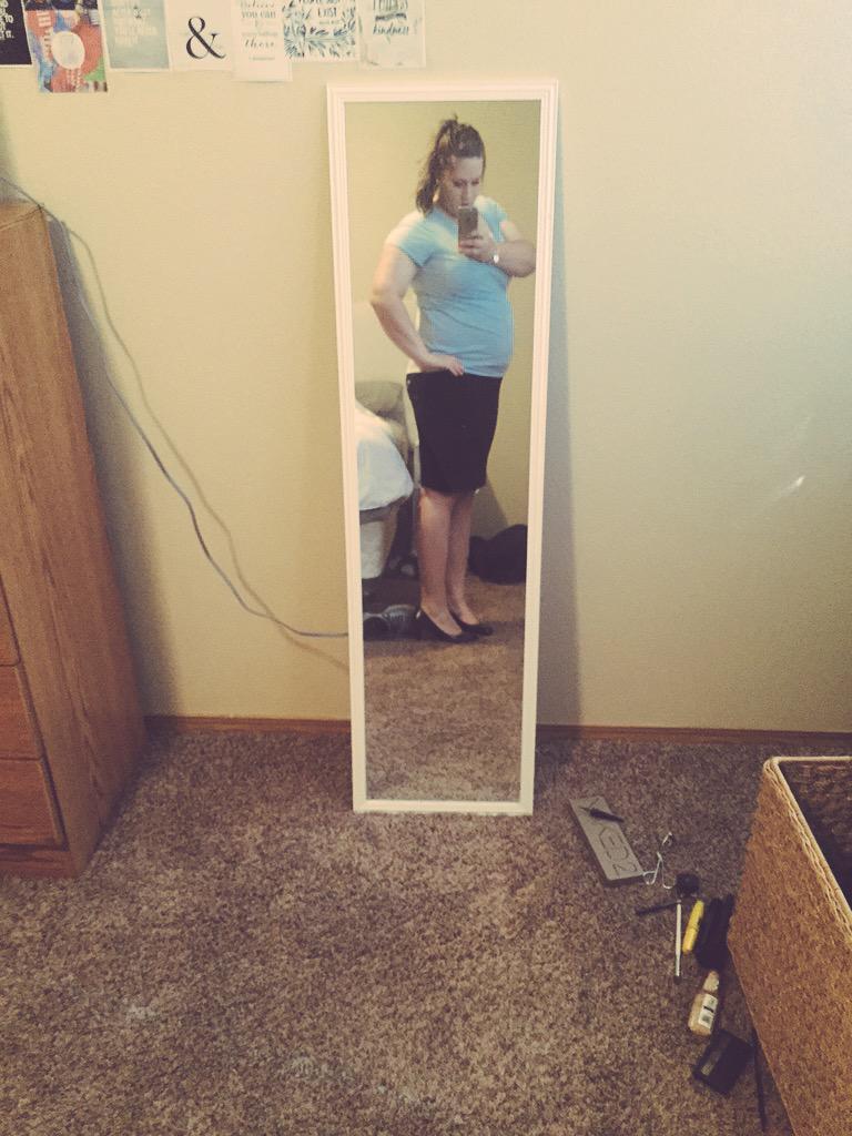 _AliGreer's tweet image. Me to Michael this morning: "look how pregnant I look today" 😂 #18weeksdown #22left