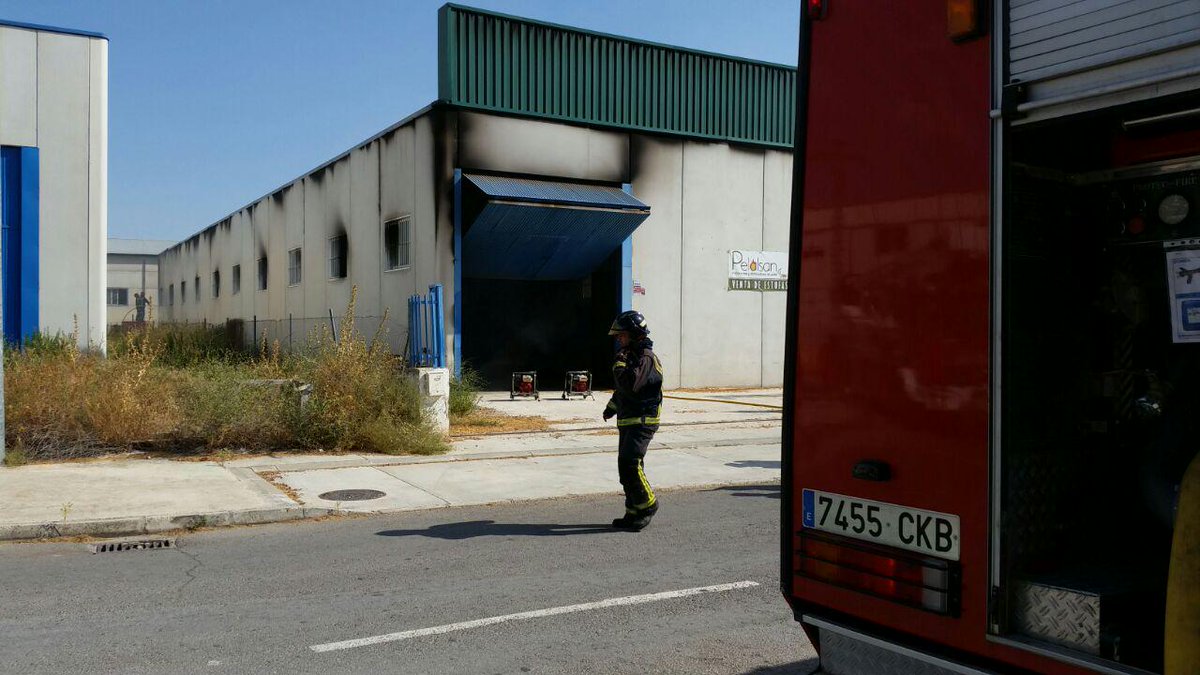Bomberos dan por controlado a las 18:55 el incendio en la nave de fabricación de pellet en #Caravaca #ProtecciónCivil