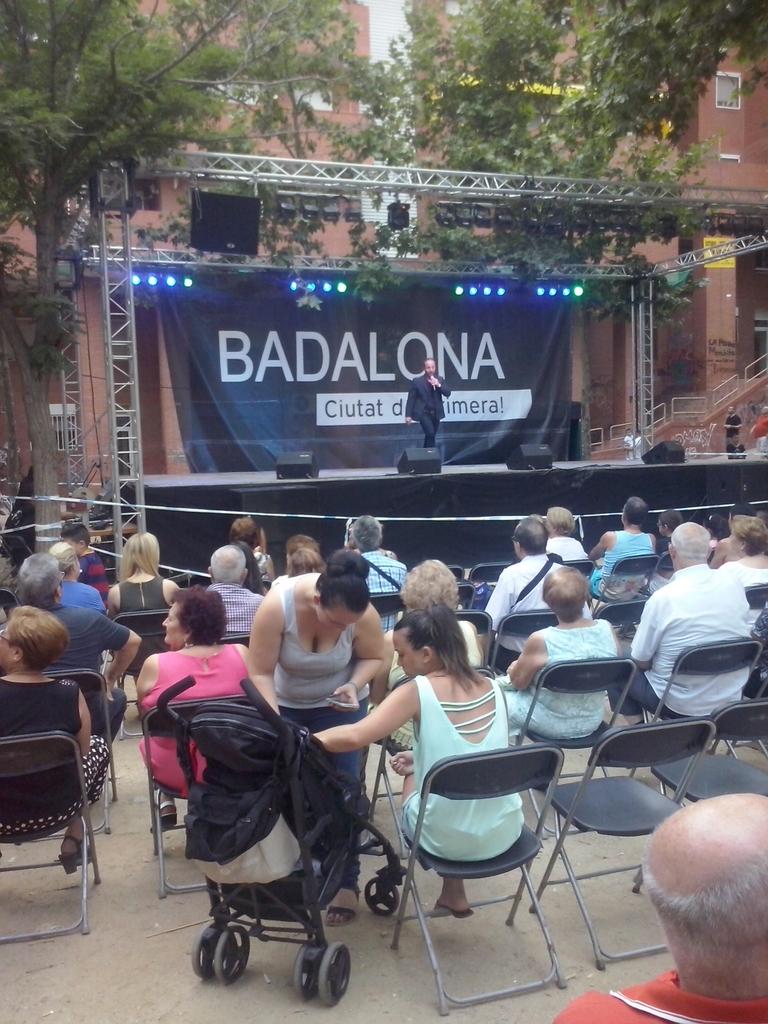 avvlloreda's tweet photo. Començem les actuacions de fi de festa de la #FestaMajor. http://t.co/eHeSPP5Vuy